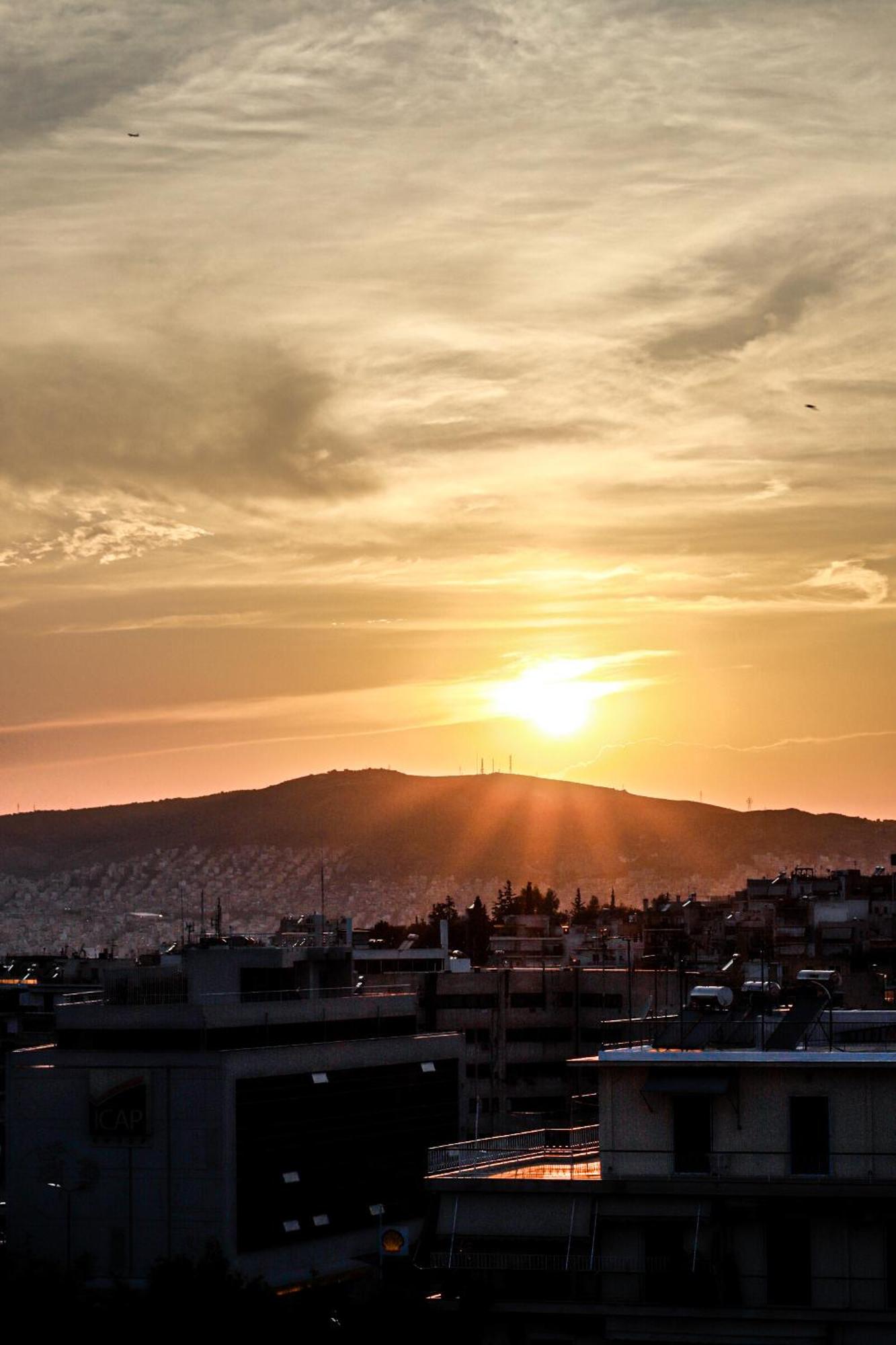 Renovated Apartment With Roof Garden Access, 15 M Walk To Acropolis Atina Dış mekan fotoğraf